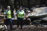 Politiet undersøger resterne af et hus i Kinglake, efter at skovbrandene havde ødelagt det. 