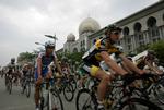 Der var 119 ryttere til start, da årets Tour de Langkawi blev skudt i gang. Her er rytterne på vej ud på de første af i alt 1.032 kilometer. 
