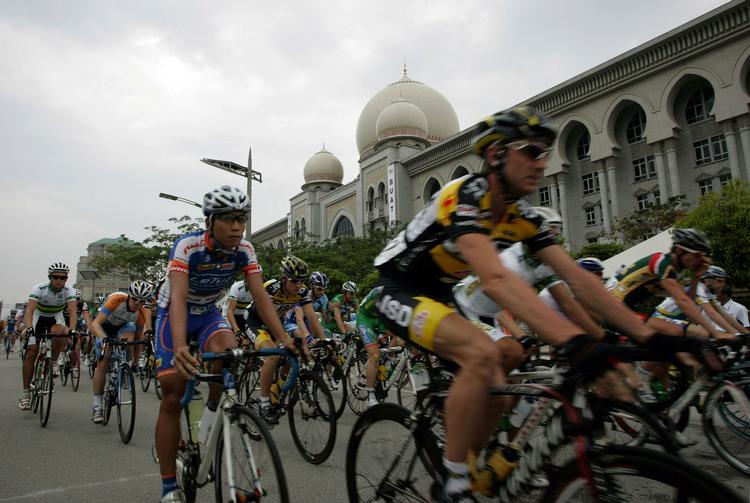 Der var 119 ryttere til start, da årets Tour de Langkawi blev skudt i gang. Her er rytterne på vej ud på de første af i alt 1.032 kilometer. 