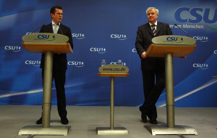 tysklands nye økonomiminister, Karl-Theodor zu Guttenberg (tv), sammen med sin partiformand, Horst Seehofer. 
