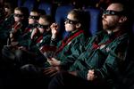 Statister i en dårlig film om bankrøvere? Nej, spejderne fra Thyregod  Vester Gruppe er til danmarkspremiere på 3D-film i Klovborg. Brillerne koster over 1.000 kroner parret, men der er ingen pant. »Vi regner da med, at folk afleverer dem igen bagefter«, som billetdamen forklarer. Foto: Kåre Viemose 