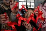 Hele verden kæmper mod AIDS, og nu viser forskningen tegn på et gennembrud. Arkivfoto fra World AIDS Day i Kina. 