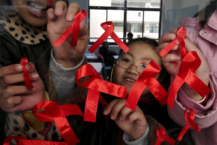 Hele verden kæmper mod AIDS, og nu viser forskningen tegn på et gennembrud. Arkivfoto fra World AIDS Day i Kina. 