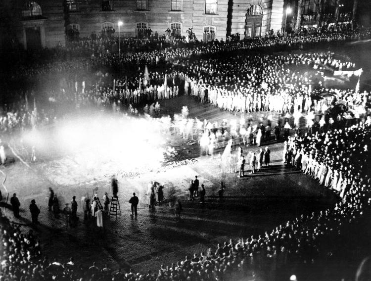 Foto af nazistisk organiseret bogafbrænding på Operapladsen i Berlin 1933. 
