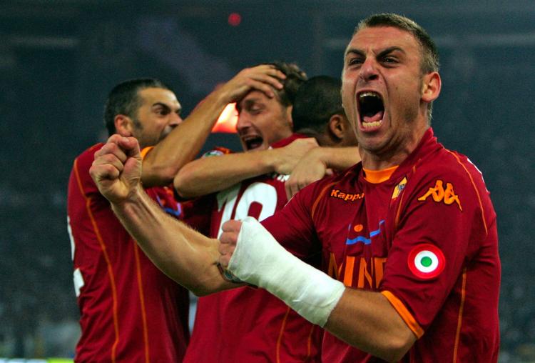Daniele De Rossi (th.) har været skadet tidligere, men årsagen var en noget utraditionel denne gang. Arkivfoto. 