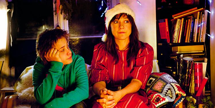 Julen bliver let mere pinlig end hyggelig, hvis man som Max har en geskæftig mor med et hidsigt temperament og et talent for at blande sig i sin søns pubertetsliv på mindre velvalgte tidspunkter. Foto: SF Film 