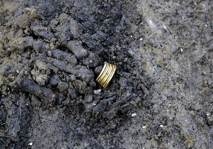 Fyrstens hånd som den blev fundet, med guldring. 