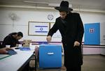 En ultraortodoks jøde afgiver sin stemme i Jerusalem. 
