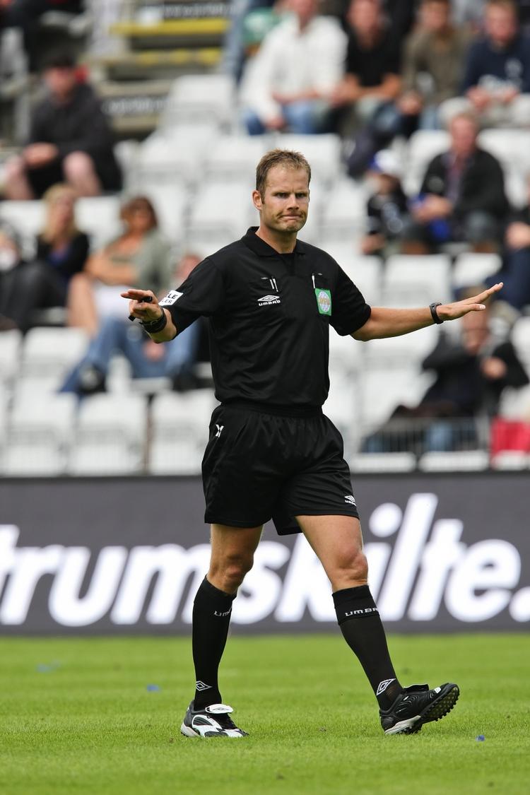 Michael Johansen og dommerkollegaerne i Superligaen oplever sjældent vold og trusler. Det er primært i amatørrækkerne, der har været problemer. Arkivfoto. 