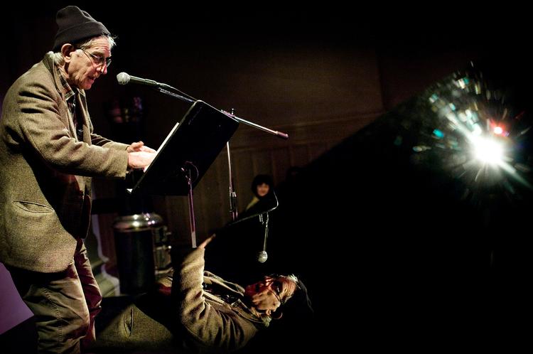 Amerikanske Jonathan Schwartz afspejlet i flyglet i LiteraturHaus, mens han på dansk fortæller om tyskjødisktjekkiske Kafka. Foto: Martin Lehmann 