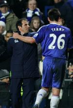 Gianfranco Zola (til venstre) har spillet på hold med Chelseas anfører John Terry. Men i øjeblikket er den lille italiener angiveligt ikke interesseret i at blive Terrys og resten af Chelsea-holdets manager. Arkivfoto. 