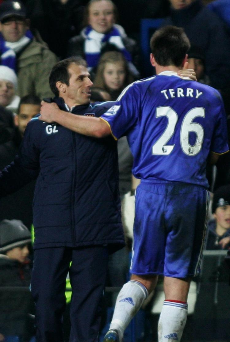Gianfranco Zola (til venstre) har spillet på hold med Chelseas anfører John Terry. Men i øjeblikket er den lille italiener angiveligt ikke interesseret i at blive Terrys og resten af Chelsea-holdets manager. Arkivfoto. 