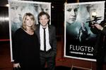 Politiken-journalist Olav Hergel og hustru i forbindelsen med premieren på filmatiseringen af 'Flygtningen'. Arkivfoto. 