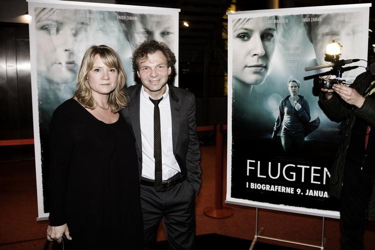 Politiken-journalist Olav Hergel og hustru i forbindelsen med premieren på filmatiseringen af 'Flygtningen'. Arkivfoto. 