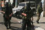 Hamas-soldater i Gazas gader. Ifølge Amnesty gennemfører organisationen en udrensning af politiske modstandere. Arkivfoto. 