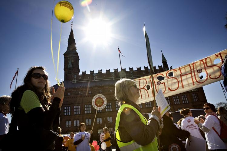Disse unge fra sundhedssektoren er sandsynligvis nogle af finanskrisens vindere. Sammen med andre offentligt ansatte er ikke fyringstruet, og da de har langt til pensionen, betyder aktiefaldet heller ikke det store. Arkivfoto. 