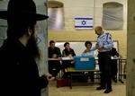En ortodoks jøde er på vej til stemmeboksen ved det israelske valg  10. februar 2009. 