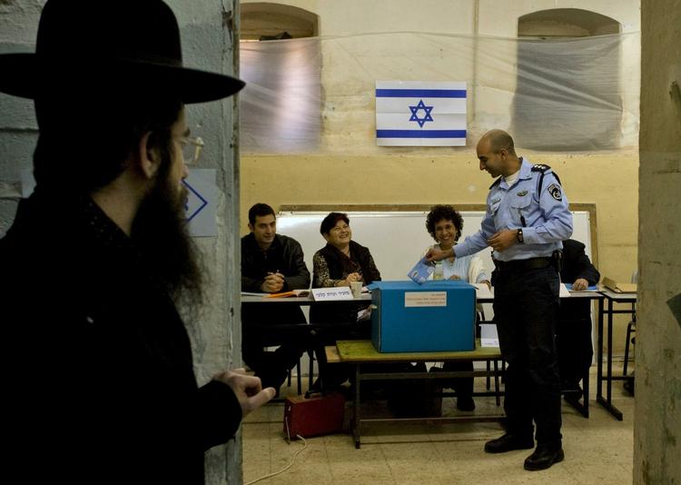 En ortodoks jøde er på vej til stemmeboksen ved det israelske valg  10. februar 2009. 