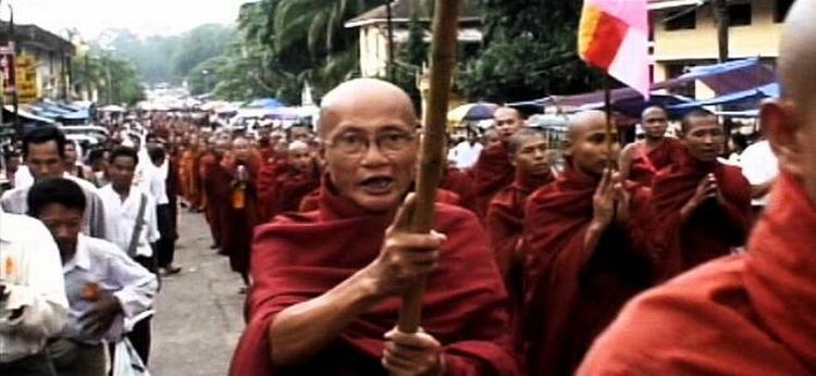 I 'Burma VJ' følger seeren 27-årige Joshua, der står i spidsen for en lille gruppe reportere, som med handicams dokumenterer, at militærjuntaen i Burma slår benhårdt ned på enhver form for opstand. Foto fra filmen 