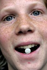 Familien Danmark har droppet mange af smøgerne og skåret ned på fedt og sprut. Alligevel spiser 40 procent af de voksne regelmæssigt medicin. 