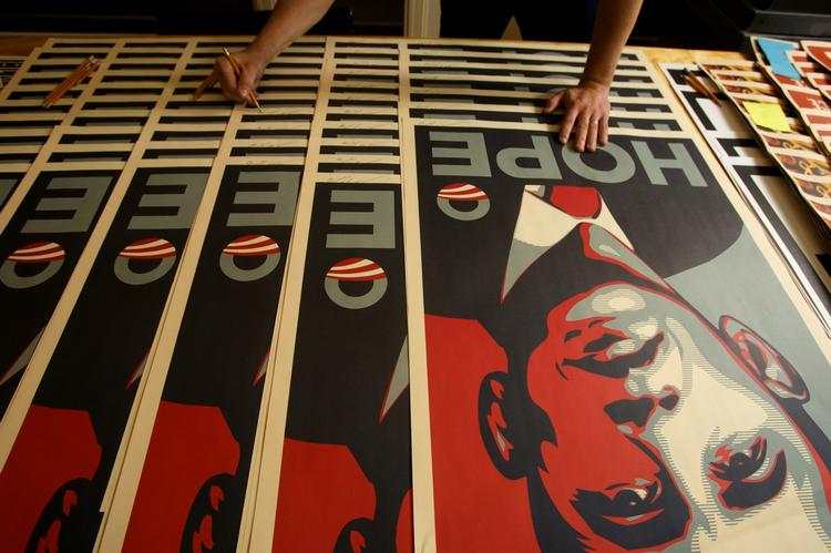 Her signerer Los Angeles-kunstneren Shepard Fairey sin Obama-plakat i bydelen Echo Park i sidste måned. 
