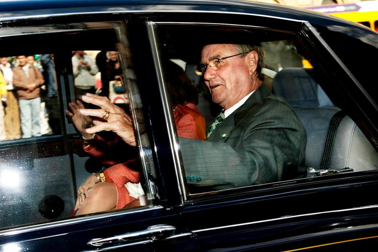 Prins Henrik. »Var det livet værd at blive prins af Danmark?«, bliver han spurgt i ny portrætbog. 