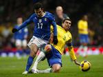 Brasiliens anfører, Lucio, går hårdt til Guiseppe Rossi. 