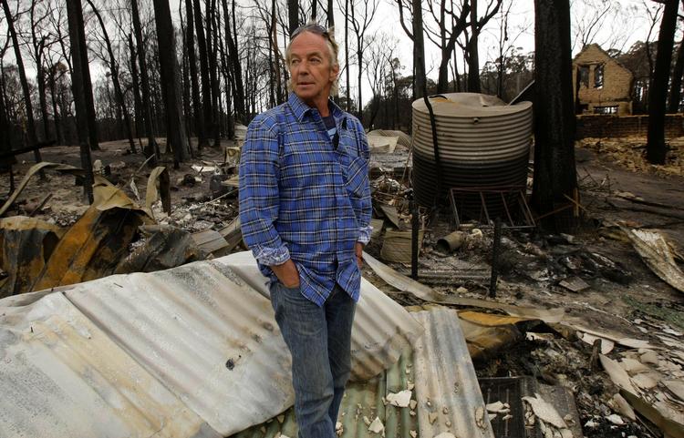 Peter Denson er vendt hjem til et udbrændt hus. Han havde ikke forsikret sig og må nu selv i gang med genopbygningen. 