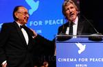 Pink Floyd-grundlægger Roger Waters og den tidligere tyske udenrigsminister Hans-Dietrich Genscher ved 'Cinema for Peace'-gallaen mandag aften i Berlin. 