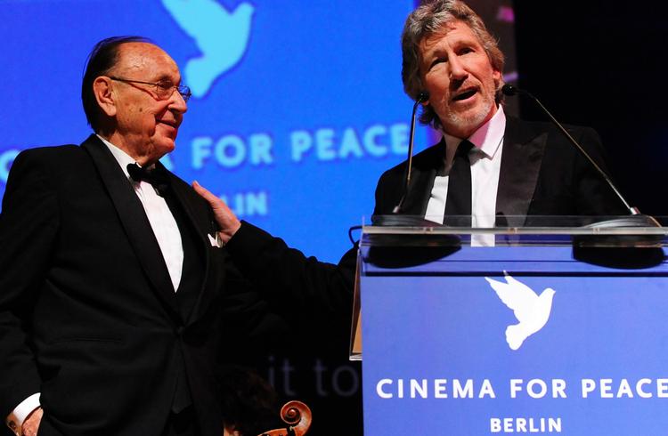 Pink Floyd-grundlægger Roger Waters og den tidligere tyske udenrigsminister Hans-Dietrich Genscher ved 'Cinema for Peace'-gallaen mandag aften i Berlin. 