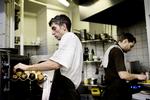 Gang i køkkenet på Restaurent Bio M i København, der er et økologisk spisehus. Kokke og indehavere Søren Hansen (til venstre) og Brian Johansen i køkkenet. 