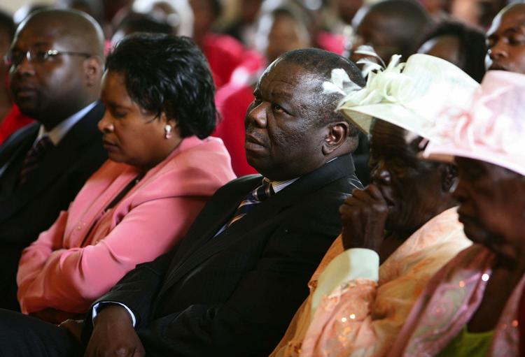 Morgan Tsvangirai sidder klar til at blive indsat som ny premierminister. 