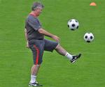 Guus Hiddink har de kommende fire måneder både engelske og russiske bolde i luften. Arkivfoto. 