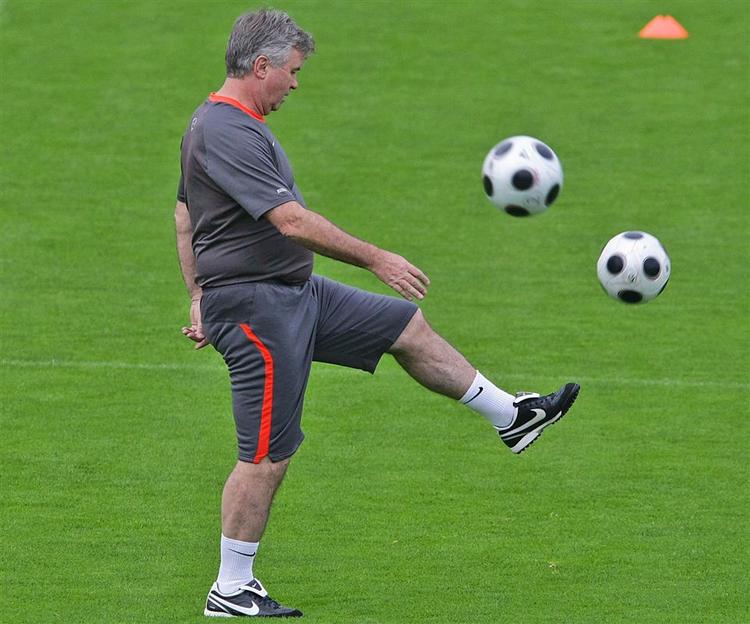 Guus Hiddink har de kommende fire måneder både engelske og russiske bolde i luften. Arkivfoto. 