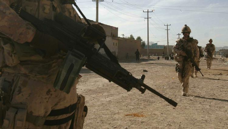 »USA's nye udenrigspolitiske toner antyder en vilje til mere diplomati frem for brug af militær magt, men varsler alligevel en mulig udsendelse af 30.000 ekstra soldater til Afghanistan« 