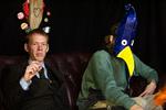 Nye tv-optagelser gav ingen afklaring af, om en betjent siger 'perle' eller 'perker'. Lasse Andersen fra Kaos TV, og en person, som kaldte sig Frihedsfuglen, styrede slagets gang på pressemødet på Christiania. 