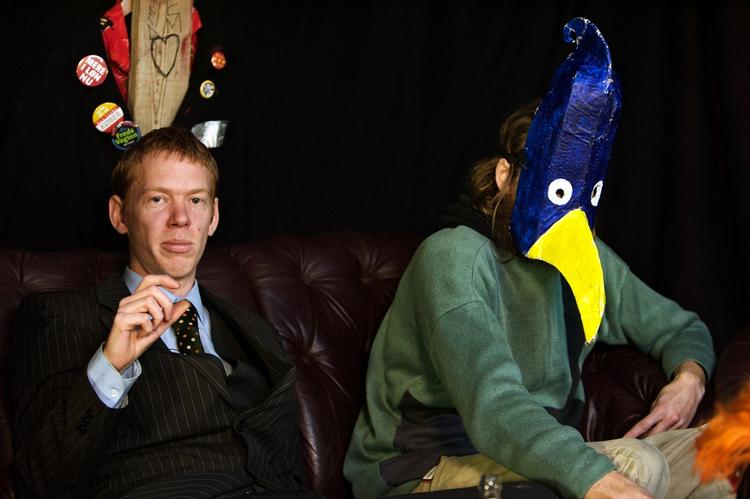 Nye tv-optagelser gav ingen afklaring af, om en betjent siger 'perle' eller 'perker'. Lasse Andersen fra Kaos TV, og en person, som kaldte sig Frihedsfuglen, styrede slagets gang på pressemødet på Christiania. 
