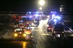 Trafikpropperne breder sig på Hillerødmotorvejen, hvor redningsfolk er ved at rydde op, efter at en lastvogn har spildt ætsende væske på vejen. 