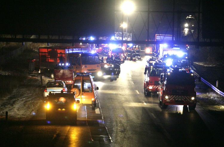 Trafikpropperne breder sig på Hillerødmotorvejen, hvor redningsfolk er ved at rydde op, efter at en lastvogn har spildt ætsende væske på vejen. 