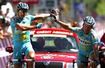 Antonio Colom (tv.) i 2007 vandt 5. etape af Dauphine Libere, godt hjulpet af holdkammerateren Aleksandre Vinokourov. Arkivfoto. 