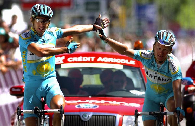 Antonio Colom (tv.) i 2007 vandt 5. etape af Dauphine Libere, godt hjulpet af holdkammerateren Aleksandre Vinokourov. Arkivfoto. 