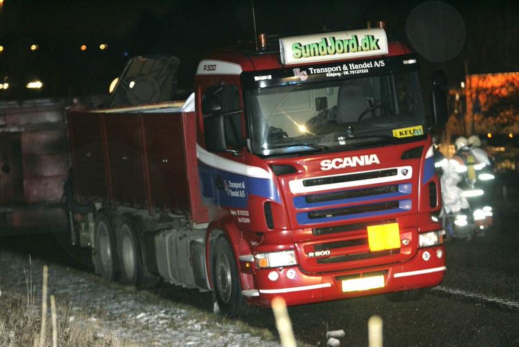 Ætsende kemikalier sivede i eftermiddags ud på Hillerød-motorvejen. 