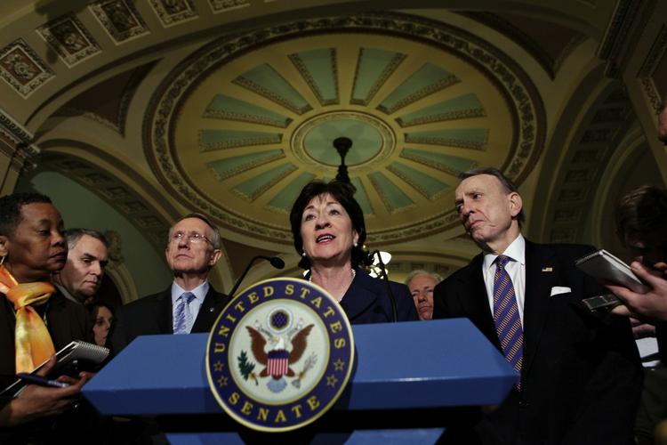 Senator Susan Collins fortæller om USA's nye krisepakke. Demokraternes leder i Senatet, Harry Reid, er nummer tre fra venstre. 