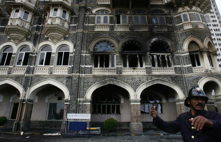 Blandt andet det fornemme Taj Mahal-hotel i Mumbai var mål for de 10 terrorister, der i november stormere flere steder og skød vildt om sig. 