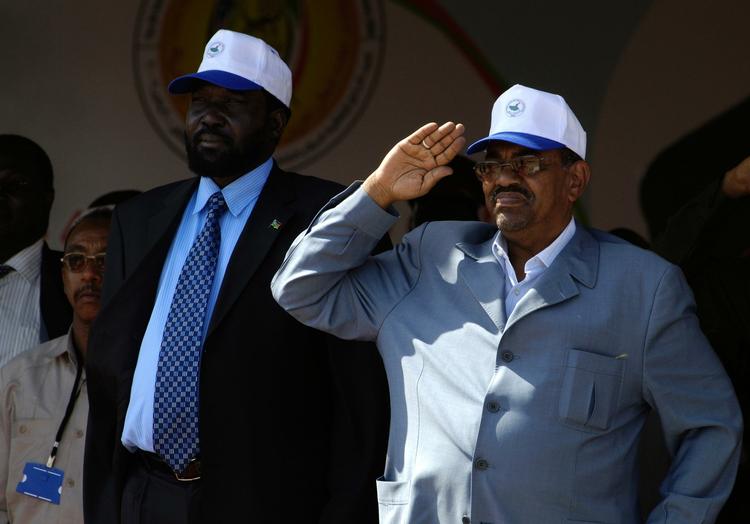 ICC har beviser for, at Omar Hassan al-Bashuir (til venstre) har stået bag krigsforbrydelser, forbrydelser mod menneskeheden og en folkemords-relateret militær operation. 