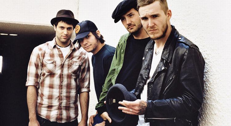 Ærmerne er oprullede, der er oliepletter på de slidte jeans og vejstøv i ansigtsfugerne, når New Jersey-kvartetten The Gaslight Anthem tager fat i et hæsblæsende tempo. 