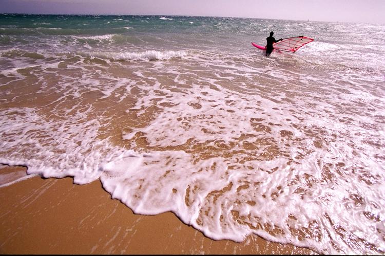 Så smukt er der i dag ved Tarifa i området  omkring Spaniens sydspids hvor Atlanterhavet møder Middelhavet. Men sådan har det ikke altid været... 