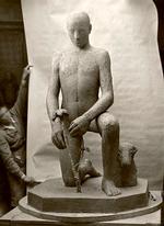 Astrid Noack, med uundværlig cigaret, ved 'Ung mand planter træ'. 1949. Fotograferet i atelieret i Rådmandsgade. Fotograf ukendt 