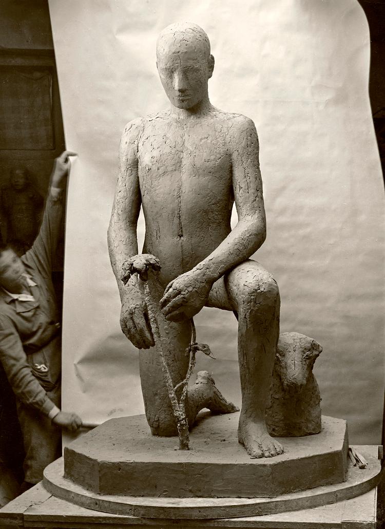 Astrid Noack, med uundværlig cigaret, ved 'Ung mand planter træ'. 1949. Fotograferet i atelieret i Rådmandsgade. Fotograf ukendt 