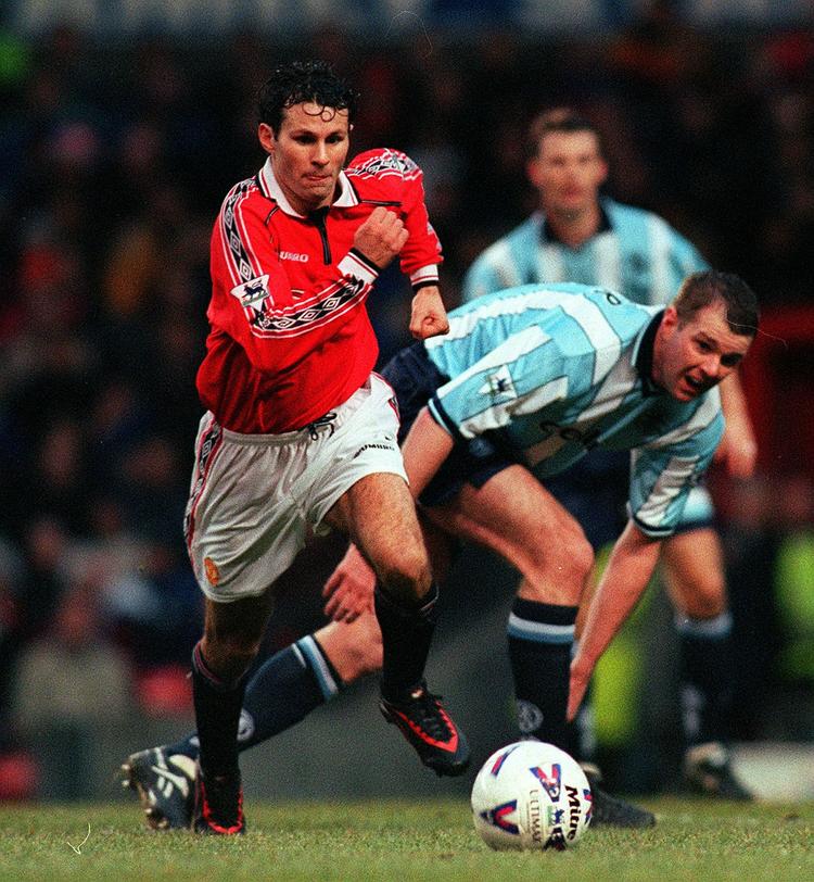 Ryan Giggs (foto anno 1998) debuterede for Manchester United 2. marts 1991. Nu tager han endnu en sæson. 